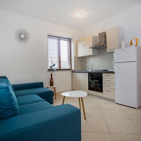 Apartmani Dragica Ровин Екстериор снимка