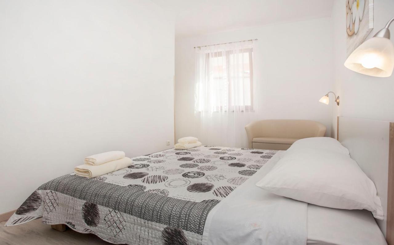 Apartmani Dragica Ровин Екстериор снимка