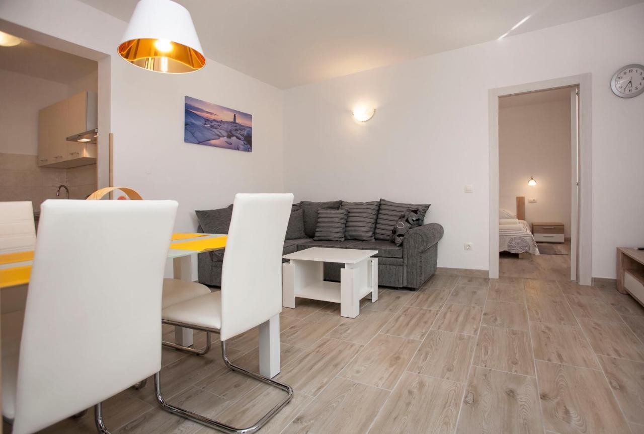 Apartmani Dragica Ровин Екстериор снимка