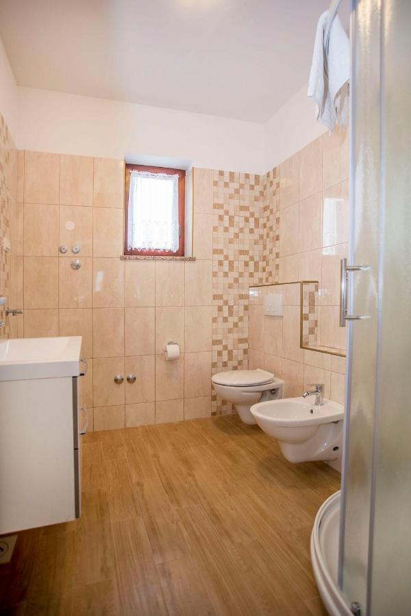 Apartmani Dragica Ровин Екстериор снимка