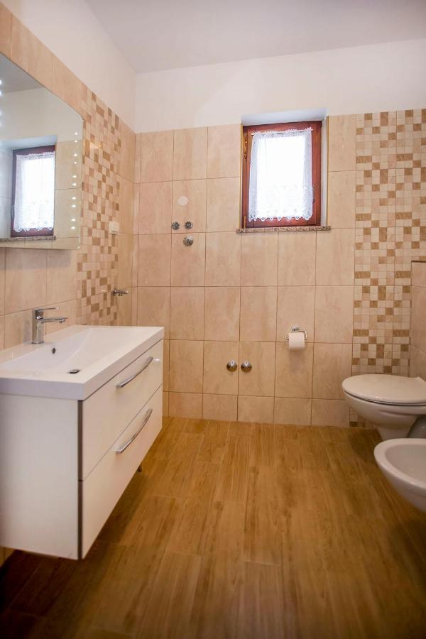 Apartmani Dragica Ровин Екстериор снимка