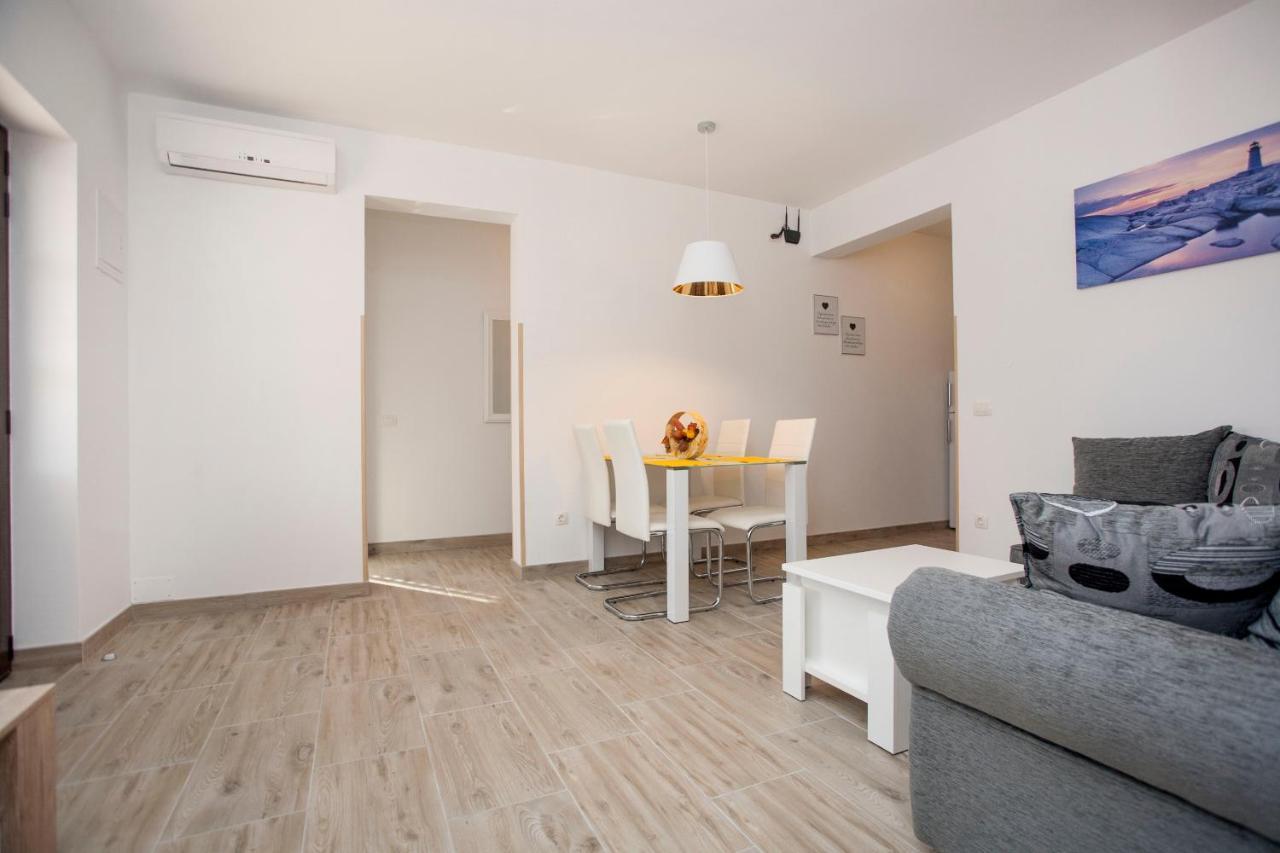 Apartmani Dragica Ровин Екстериор снимка