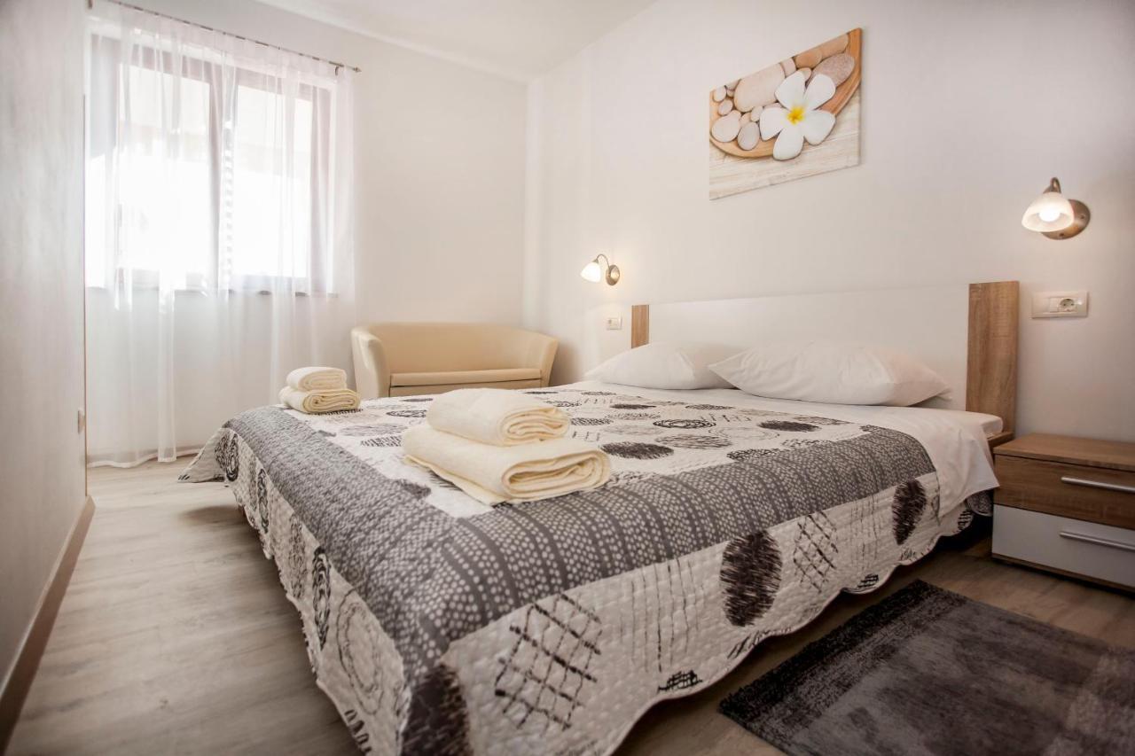 Apartmani Dragica Ровин Екстериор снимка