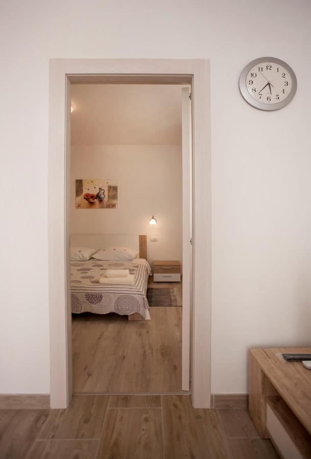 Apartmani Dragica Ровин Екстериор снимка