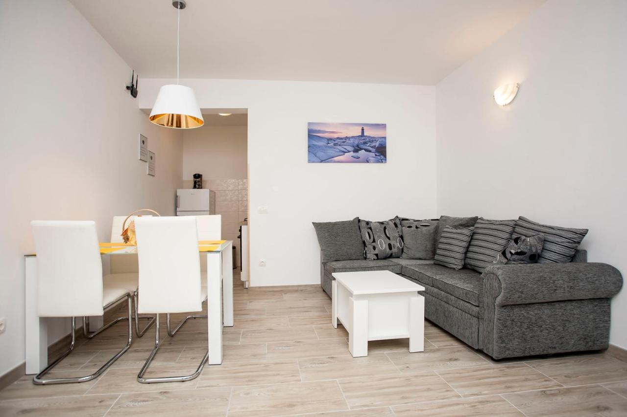 Apartmani Dragica Ровин Екстериор снимка