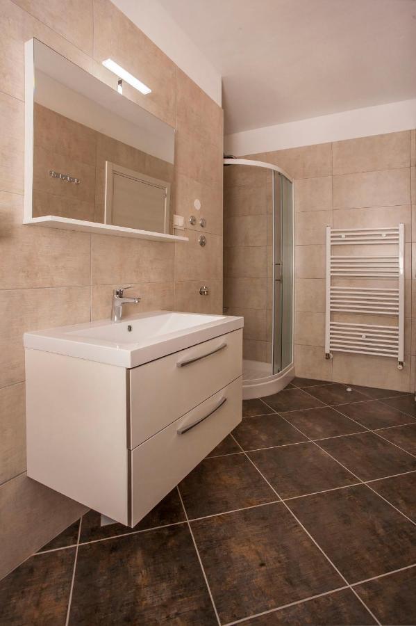 Apartmani Dragica Ровин Екстериор снимка