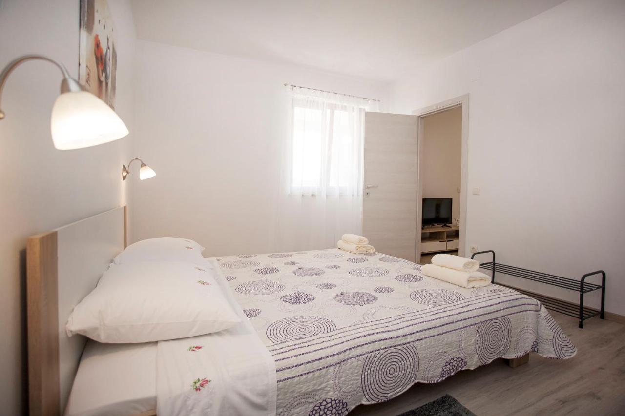 Apartmani Dragica Ровин Екстериор снимка