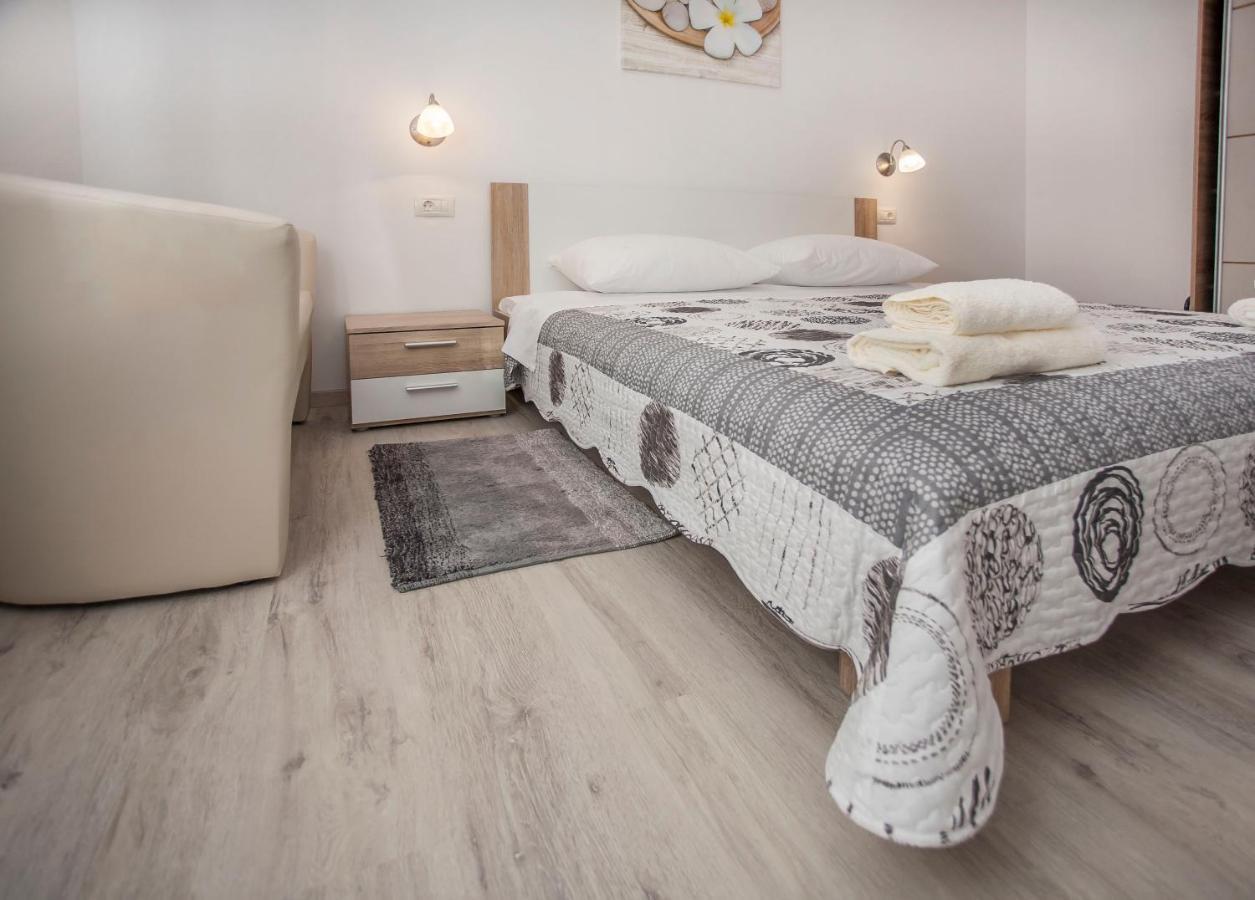 Apartmani Dragica Ровин Екстериор снимка
