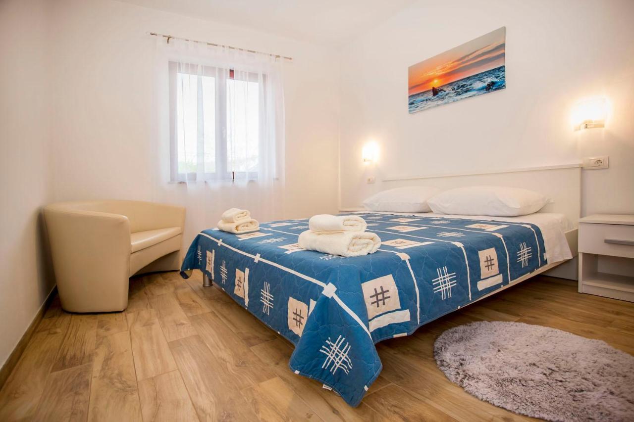 Apartmani Dragica Ровин Екстериор снимка