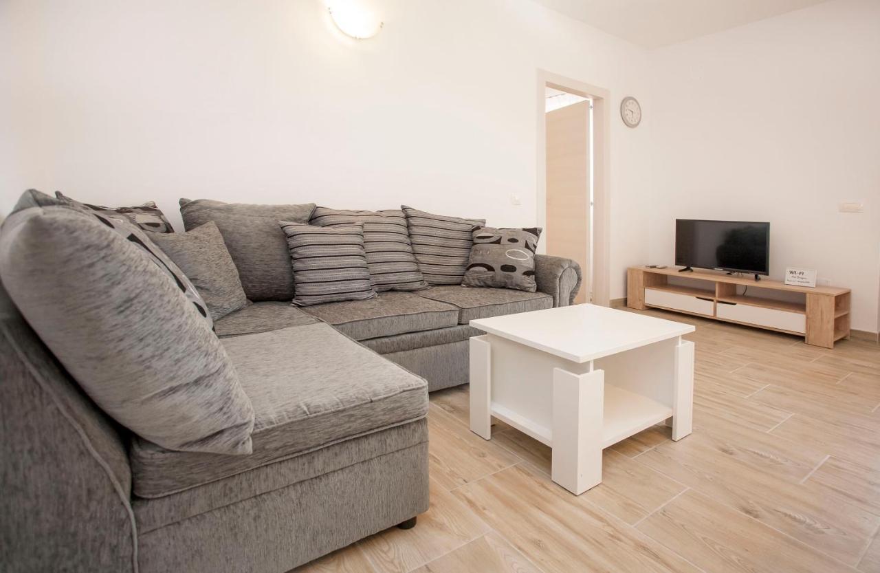 Apartmani Dragica Ровин Екстериор снимка