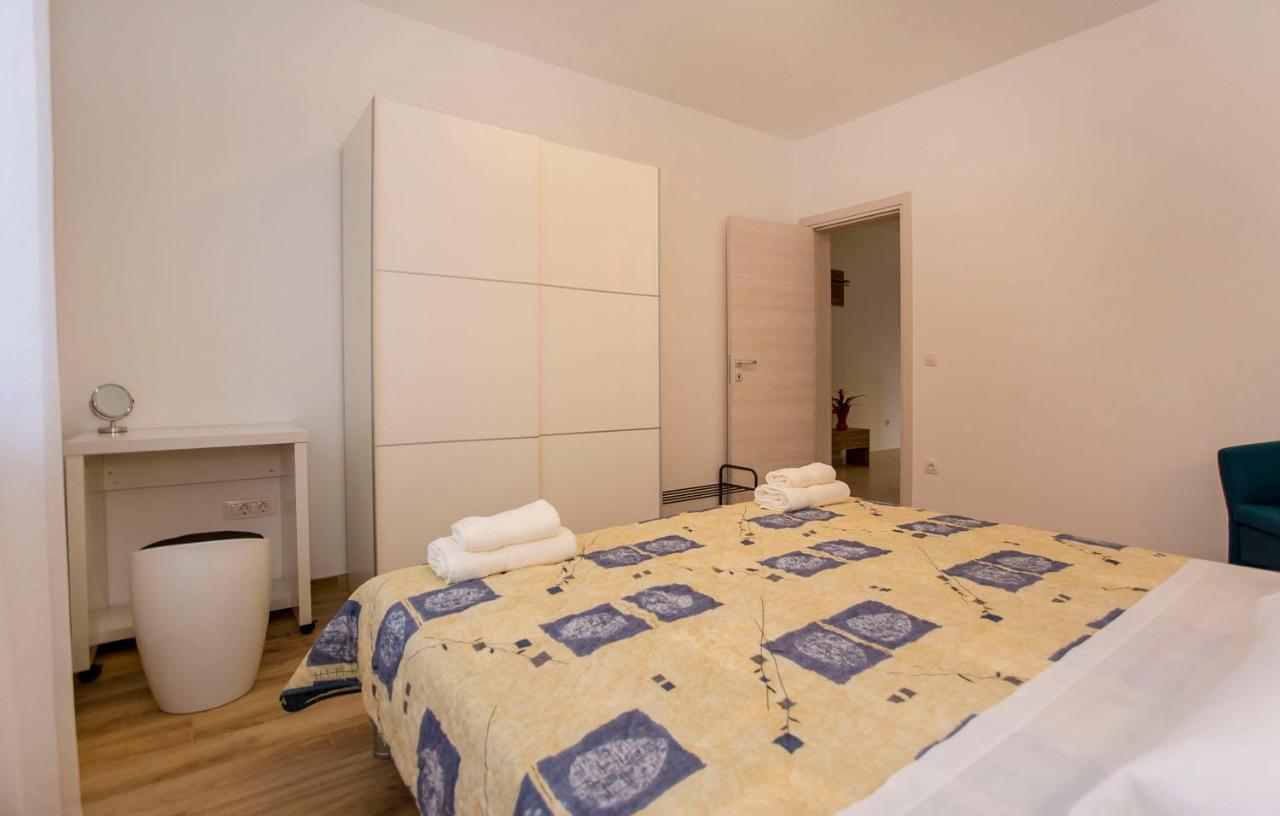 Apartmani Dragica Ровин Екстериор снимка