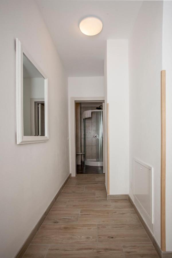 Apartmani Dragica Ровин Екстериор снимка