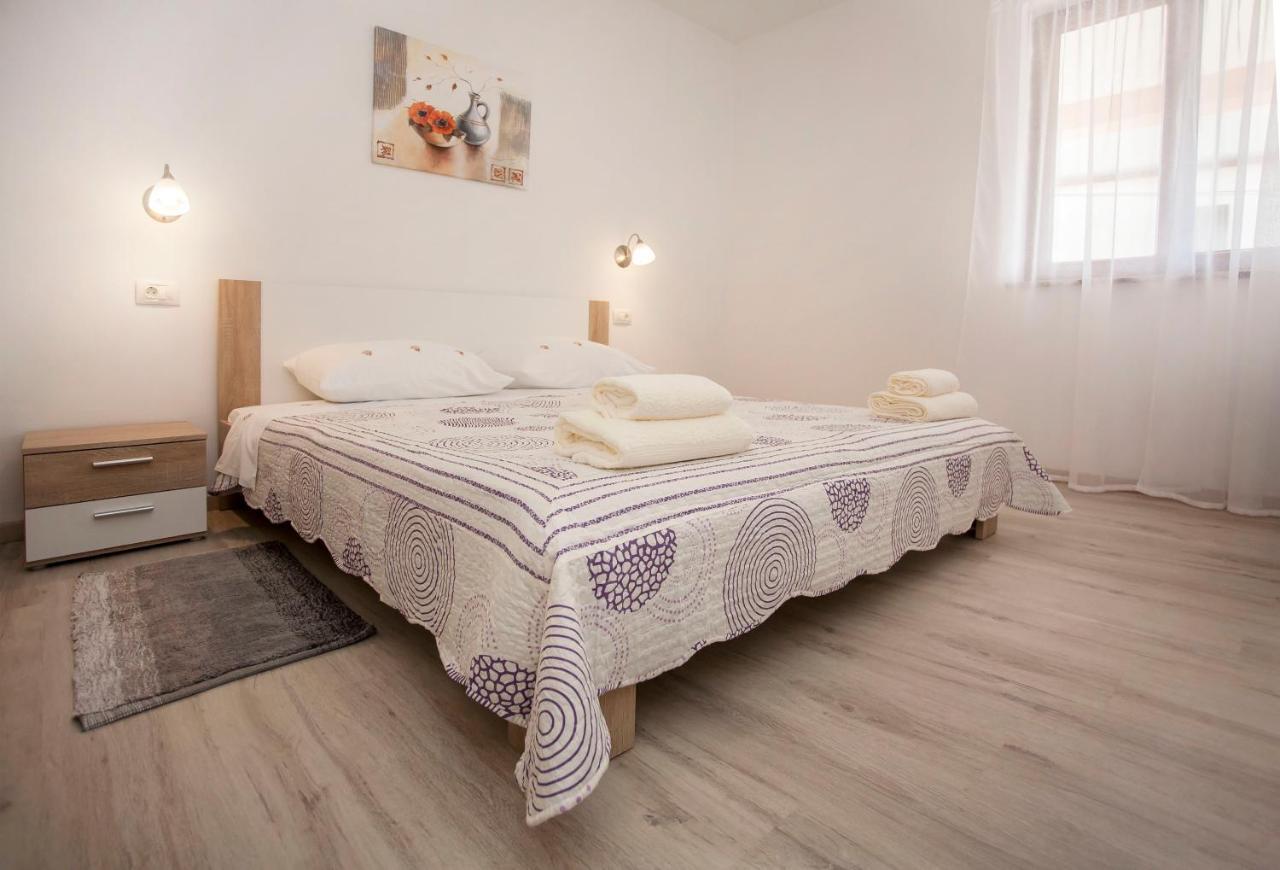 Apartmani Dragica Ровин Екстериор снимка