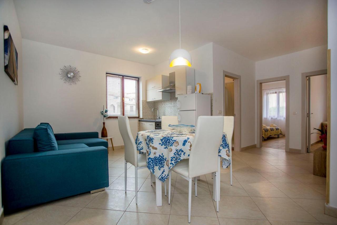 Apartmani Dragica Ровин Екстериор снимка