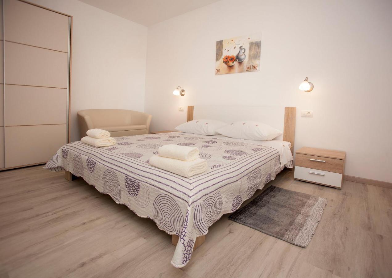 Apartmani Dragica Ровин Екстериор снимка