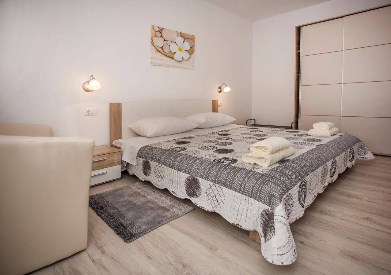 Apartmani Dragica Ровин Екстериор снимка