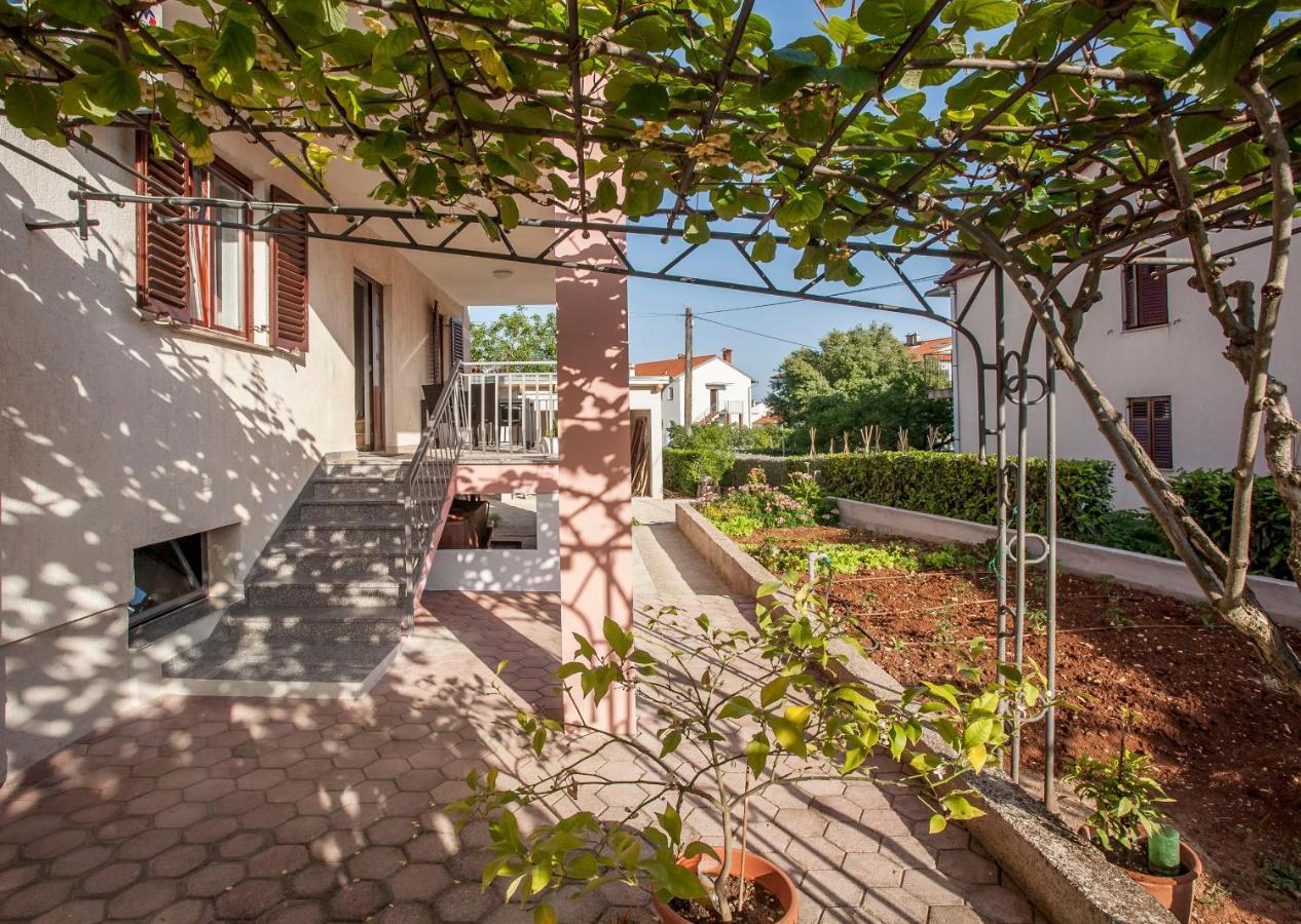 Apartmani Dragica Ровин Екстериор снимка