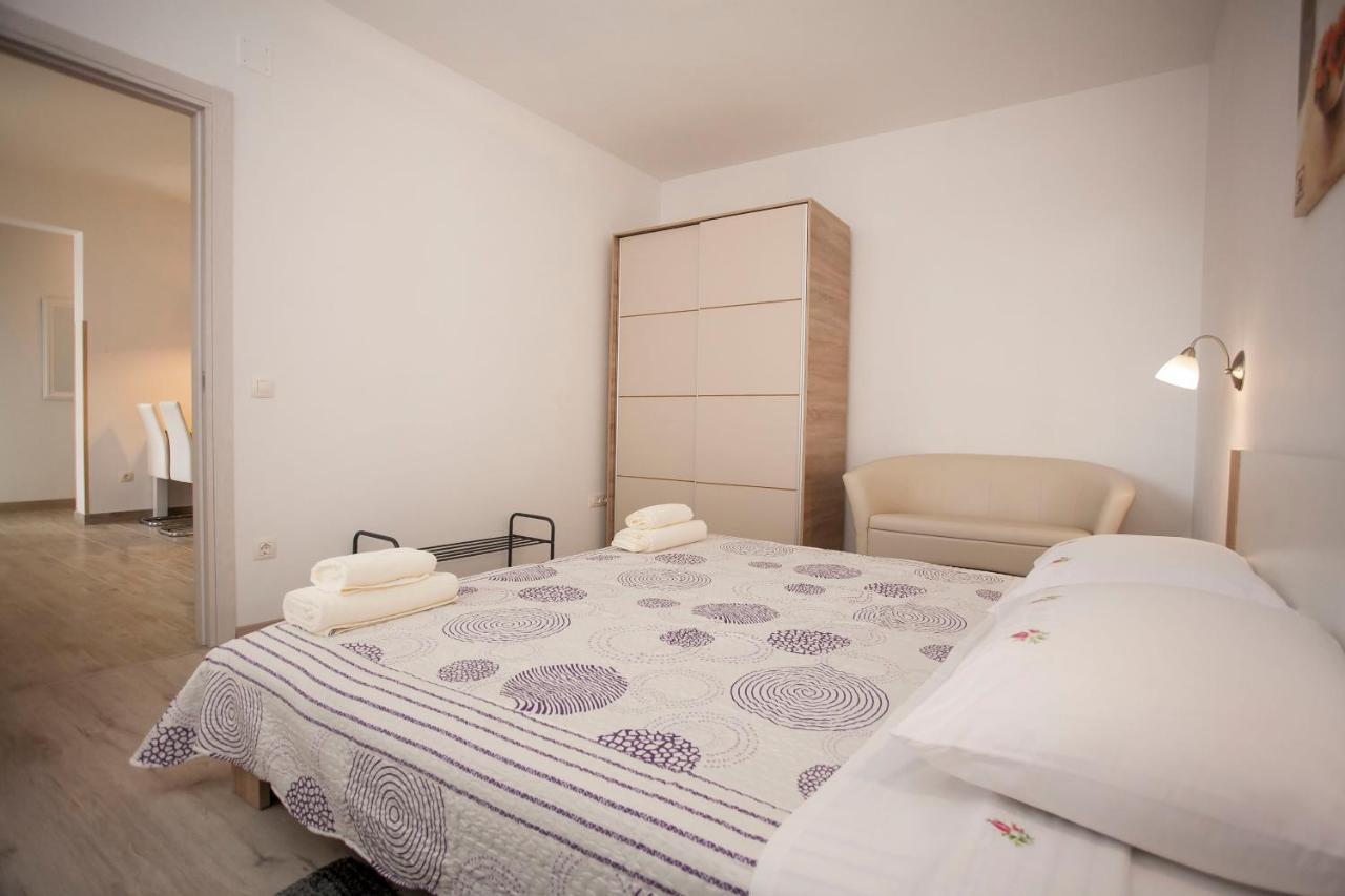 Apartmani Dragica Ровин Екстериор снимка