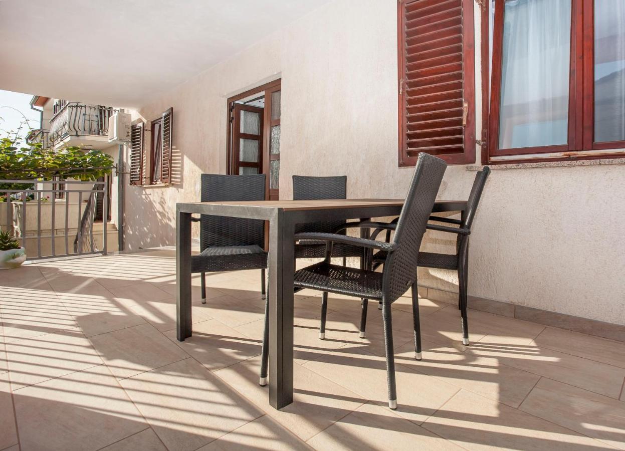 Apartmani Dragica Ровин Екстериор снимка
