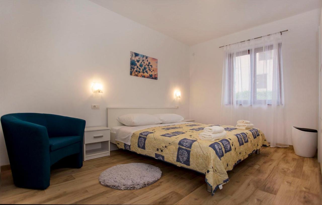 Apartmani Dragica Ровин Екстериор снимка