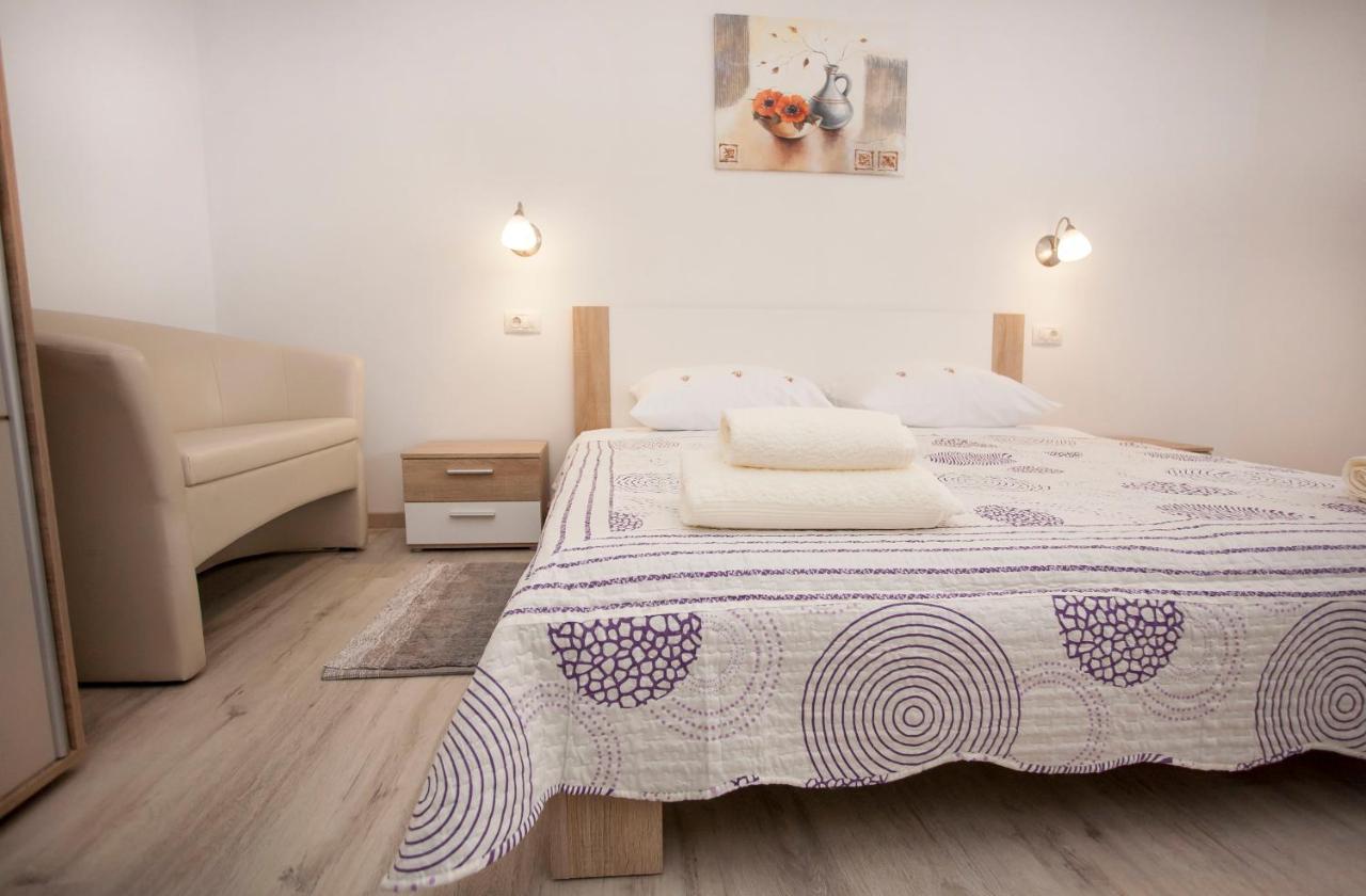 Apartmani Dragica Ровин Екстериор снимка