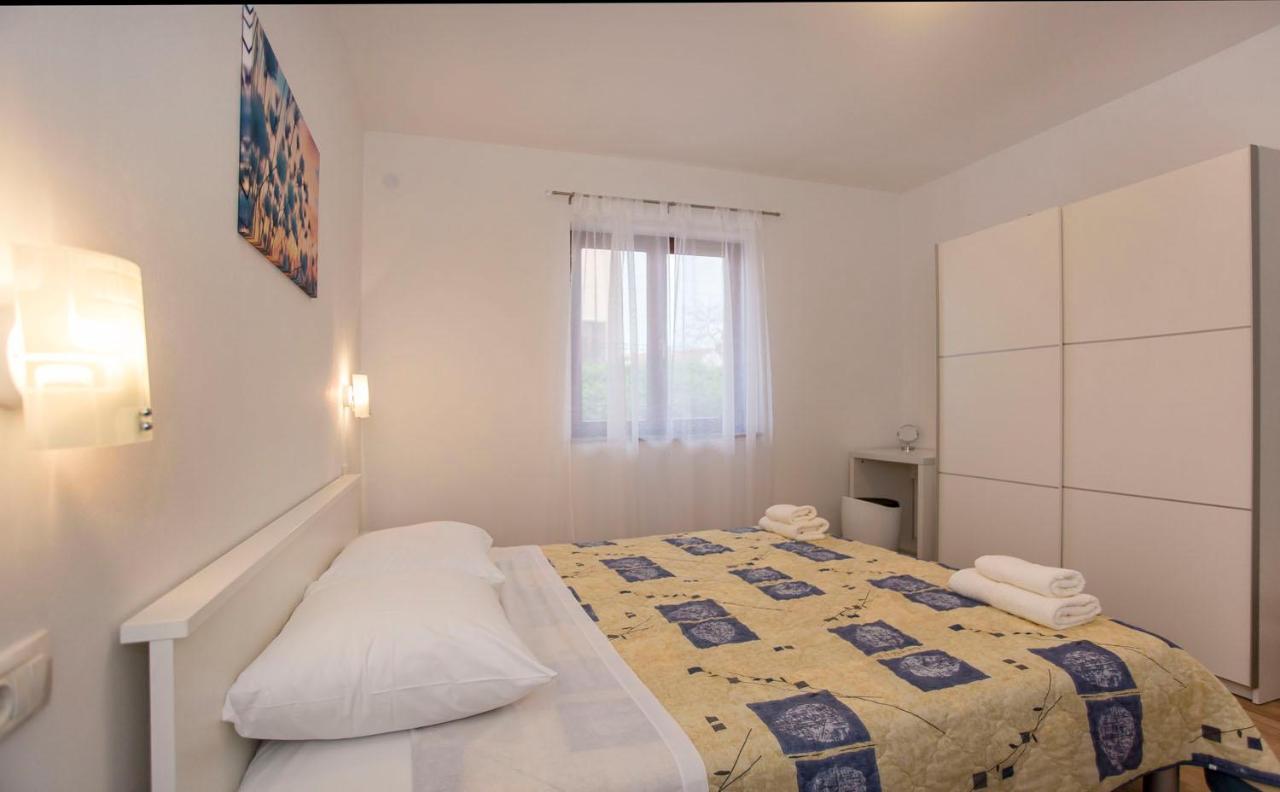 Apartmani Dragica Ровин Екстериор снимка